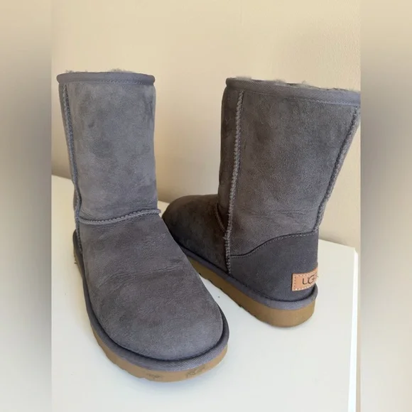 Ugg Classic Short II - Grey size 8 - Picture 10 of 13